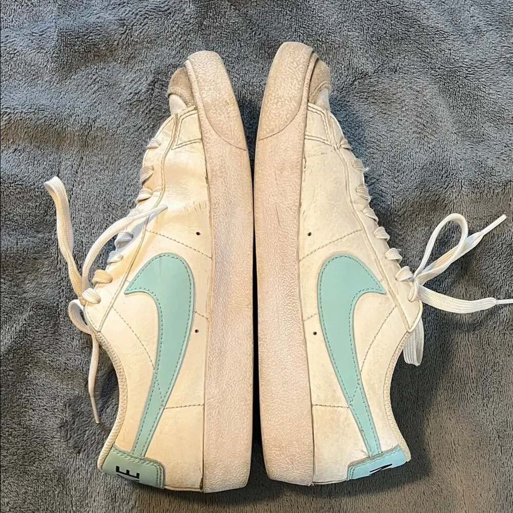 Nike Women's White and Light Blue Sneakers